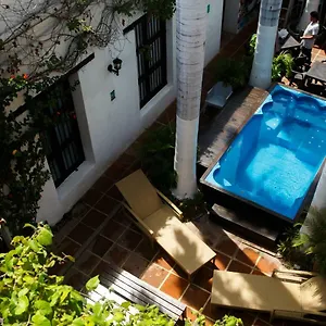 https://la-villana-hostel.santamartahotels.net